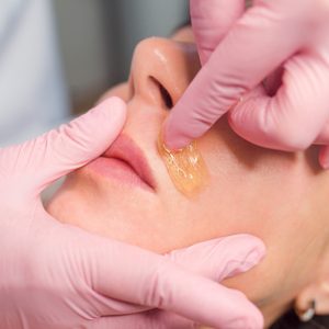 Wax facial sin cejas